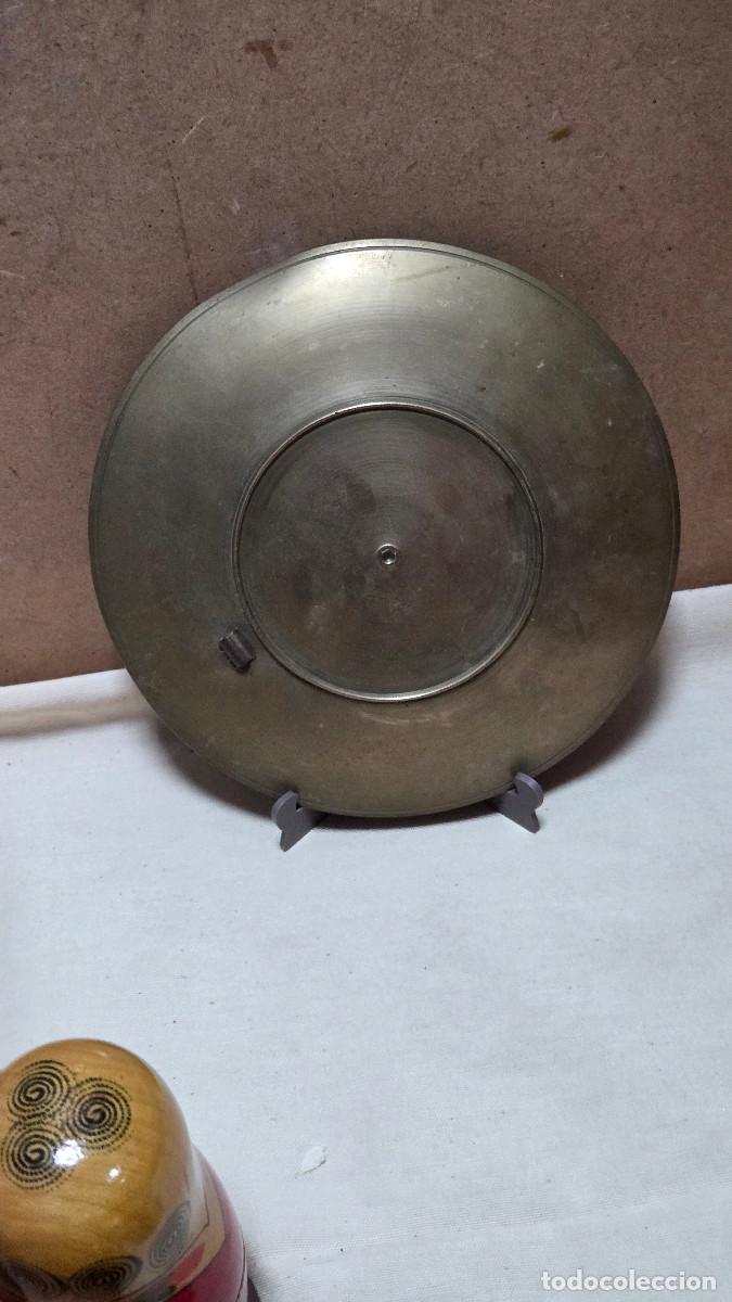 Antig&uuml;edades: plato de metal repujado - Foto 4