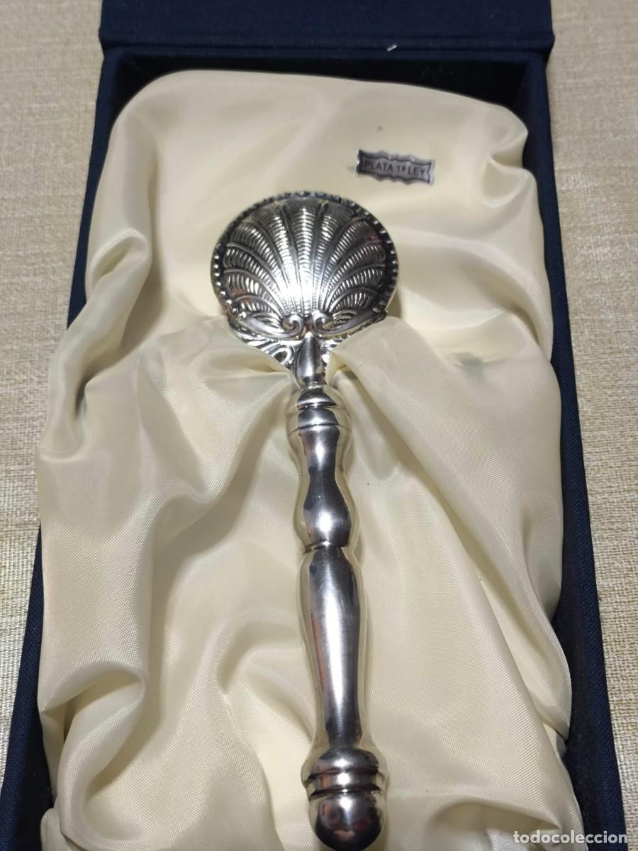 Antig&uuml;edades: Antiguo sonajero de plata de ley 925 labrado en concha con estuche original - 33,70 gramos