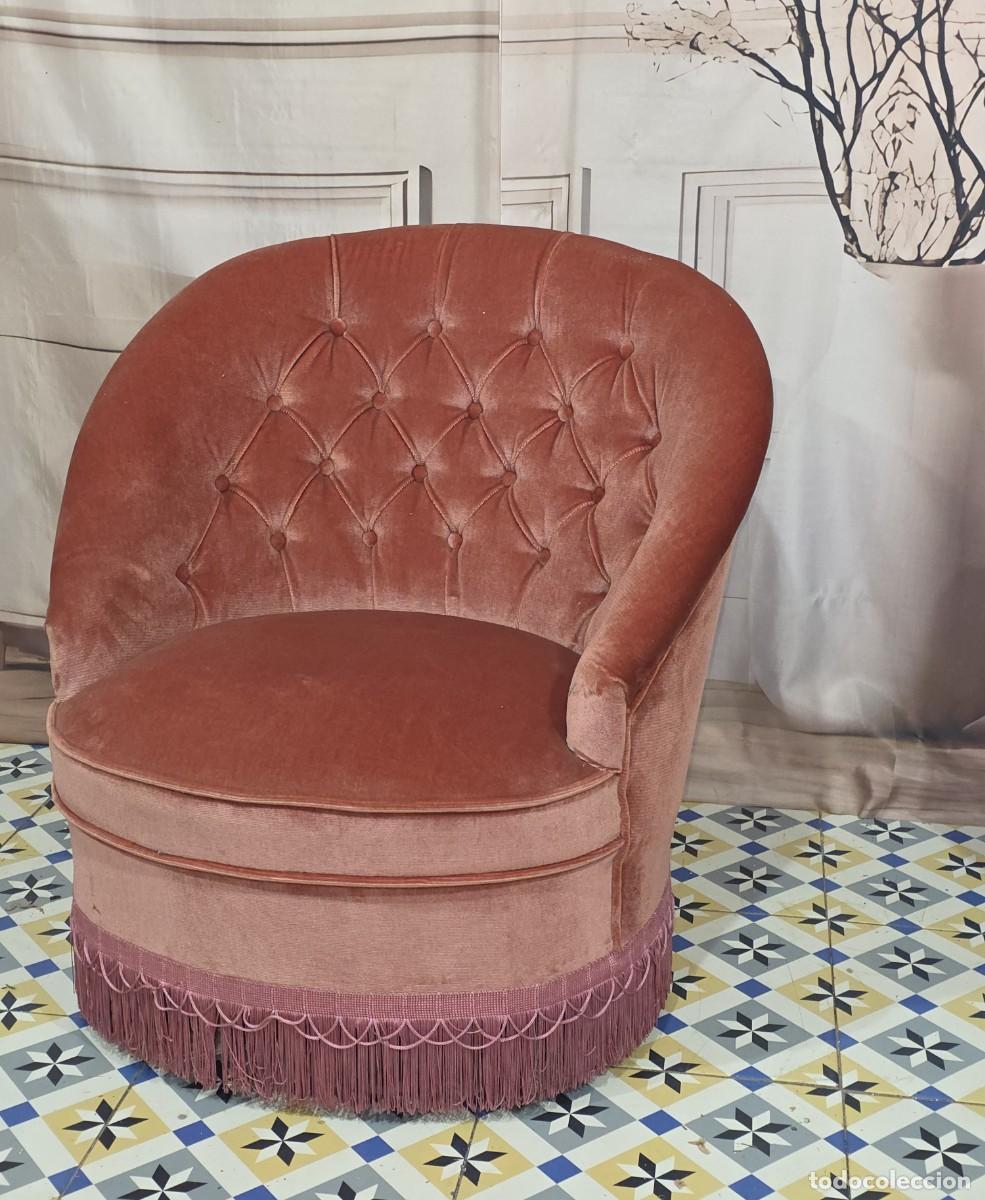 Antig&uuml;edades: Sill&oacute;n crapaud (o butaca tipo &rdquo;sapo&rdquo;) vintage tapizado en terciopelo de color rosa antiguo o salm&oacute;n