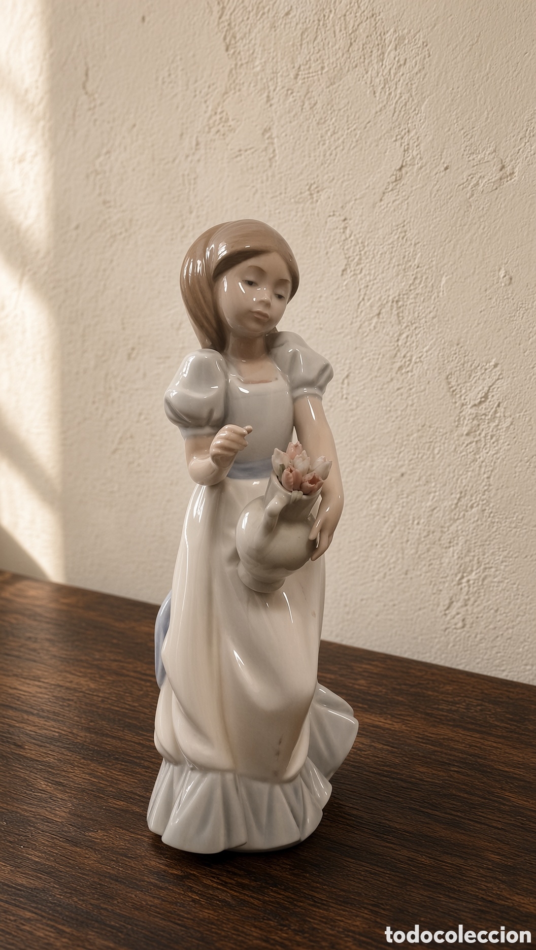 Antig&uuml;edades: Figura de porcelana NAO by Lladr&oacute;, modelo Odaisa,fabricada en Espa&ntilde;a en 1986.