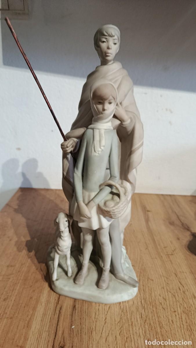 Antig&uuml;edades: Figura de Porcelana Lladr&oacute; &rdquo;Pastor con Ni&ntilde;a y Cordero&rdquo; (#4554) &ndash; Descatalogada (1969-1972)