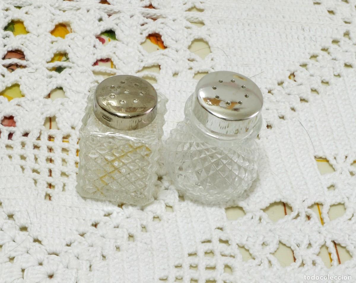 Antig&uuml;edades: Juego de PEQUE&Ntilde;OS salero y pimentero vintage de cristal tallado