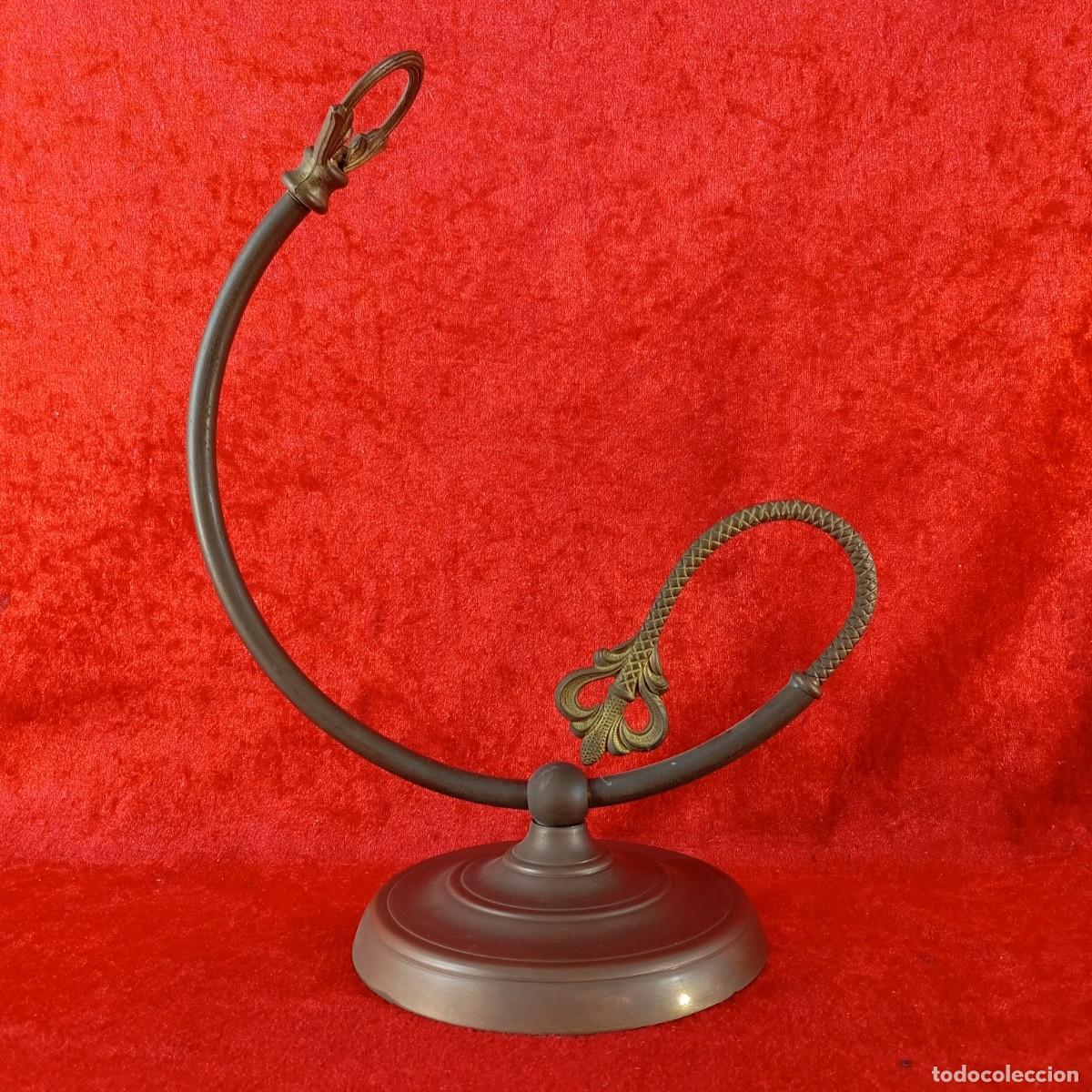 Antiguidades: ANTIGUO SOPORTE DE MESA - LAT&Oacute;N FORJADO BRONCEADO - SIGLO XIX - ESTILO VICTORIANO - 28 CM DE ALTO