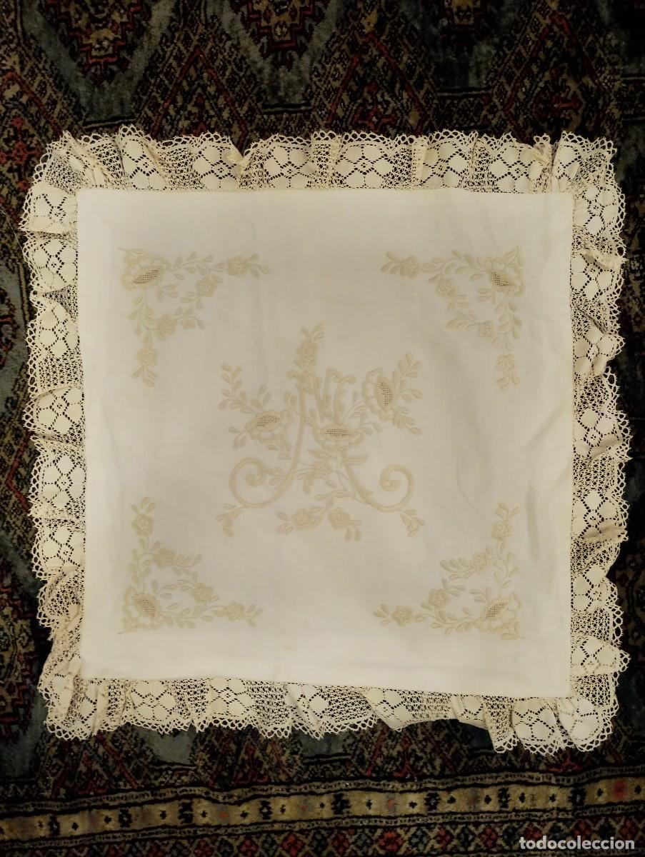 Antig&uuml;edades: Precioso cuadrante antiguo (funda coj&iacute;n) bordado y encaje -unos 45x45cms.- con una M may&uacute;scula 1920