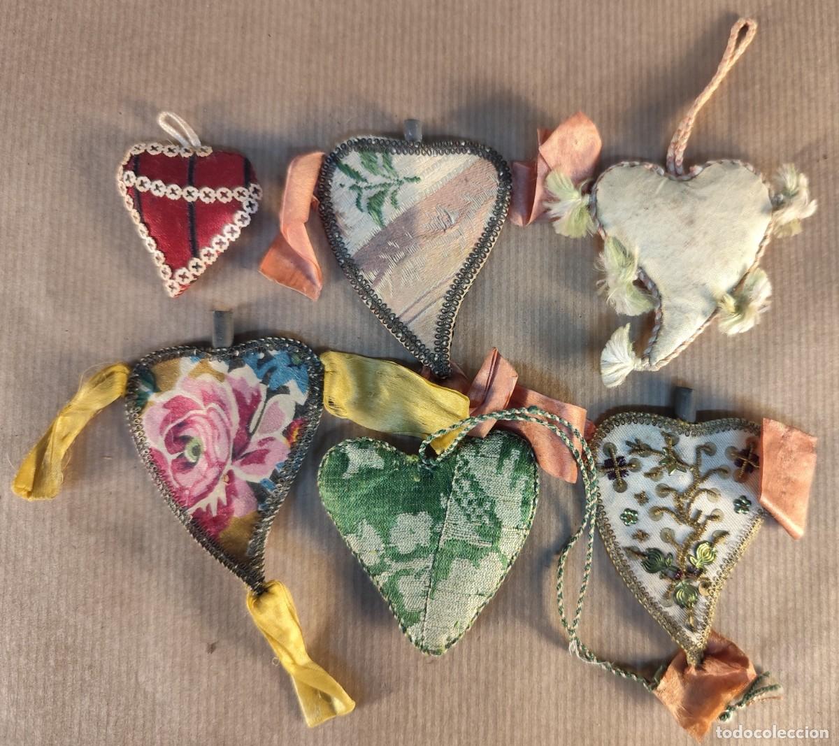 Antig&uuml;edades: Lote de 6 relicarios textiles religiosos en forma de coraz&oacute;n - Foto 1