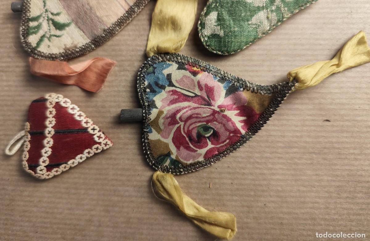 Antig&uuml;edades: Lote de 6 relicarios textiles religiosos en forma de coraz&oacute;n - Foto 2