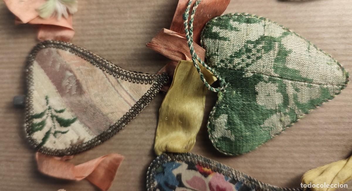 Antig&uuml;edades: Lote de 6 relicarios textiles religiosos en forma de coraz&oacute;n - Foto 3
