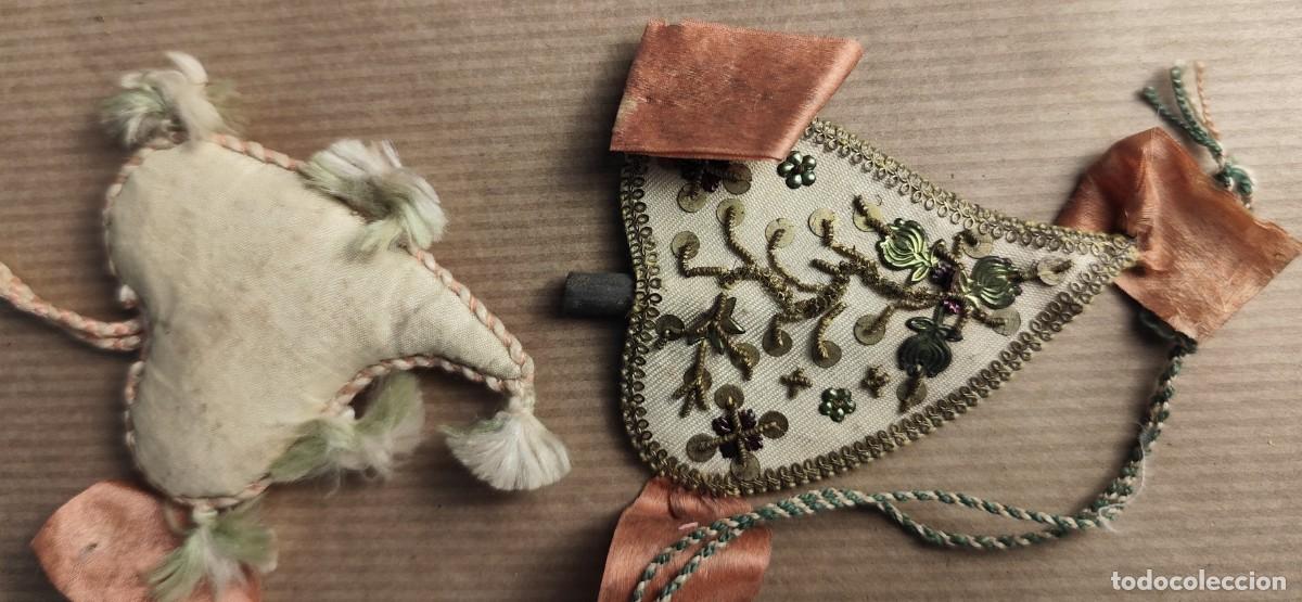 Antig&uuml;edades: Lote de 6 relicarios textiles religiosos en forma de coraz&oacute;n - Foto 4