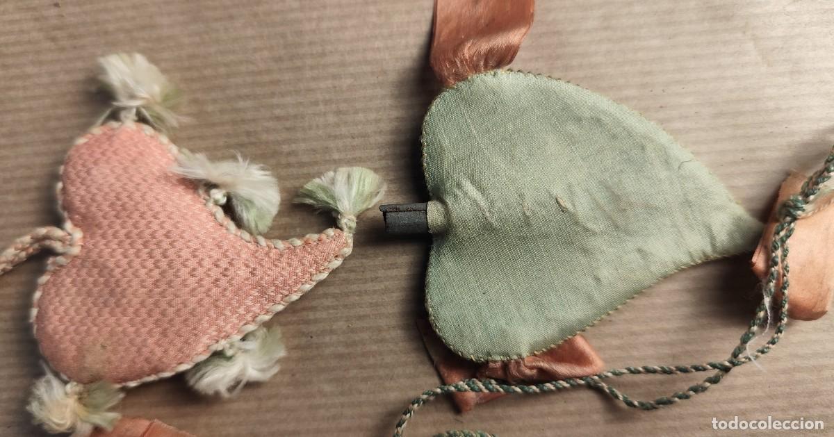 Antig&uuml;edades: Lote de 6 relicarios textiles religiosos en forma de coraz&oacute;n - Foto 7