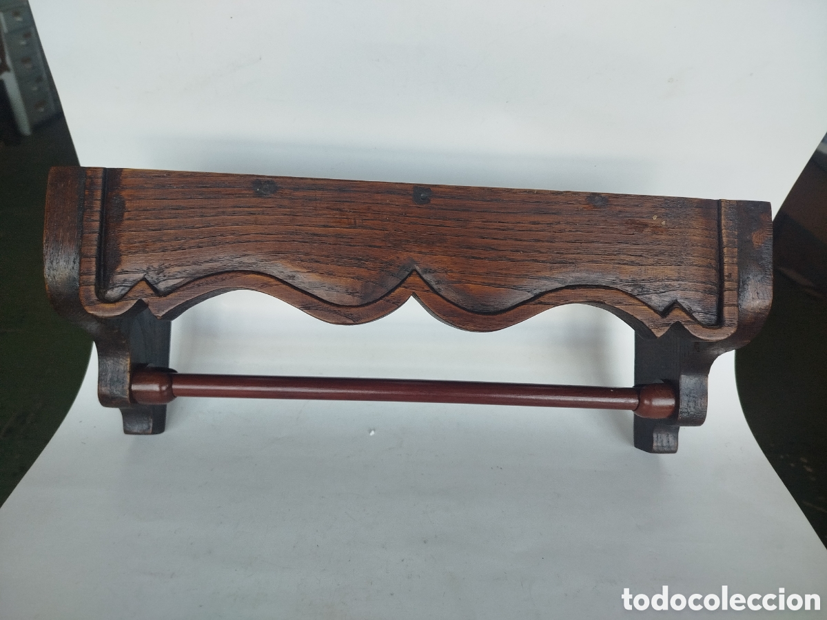 Antig&uuml;edades: BALDA CON BARRA PARA COLGAR DE MADERA DE CASTA&Ntilde;O.