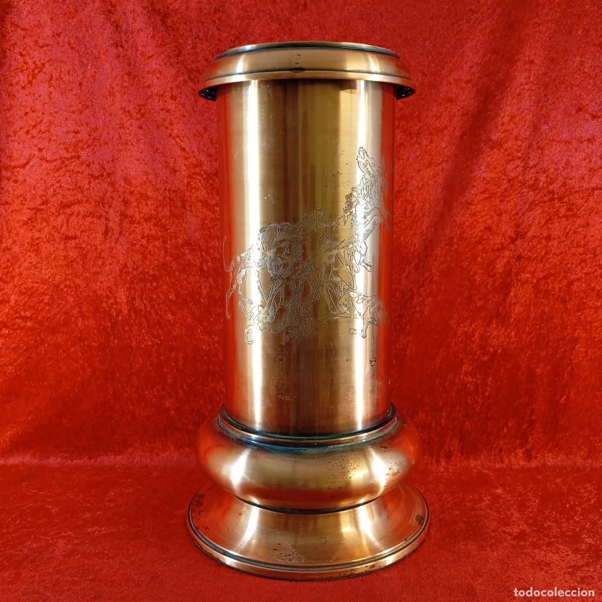 Antiguidades: PARAG&Uuml;ERO DE DISE&Ntilde;O - CILINDRICO - SIGLO XX - COBRE CINCELADO - 54 CM ALTO - 20 CM DIAMETRO