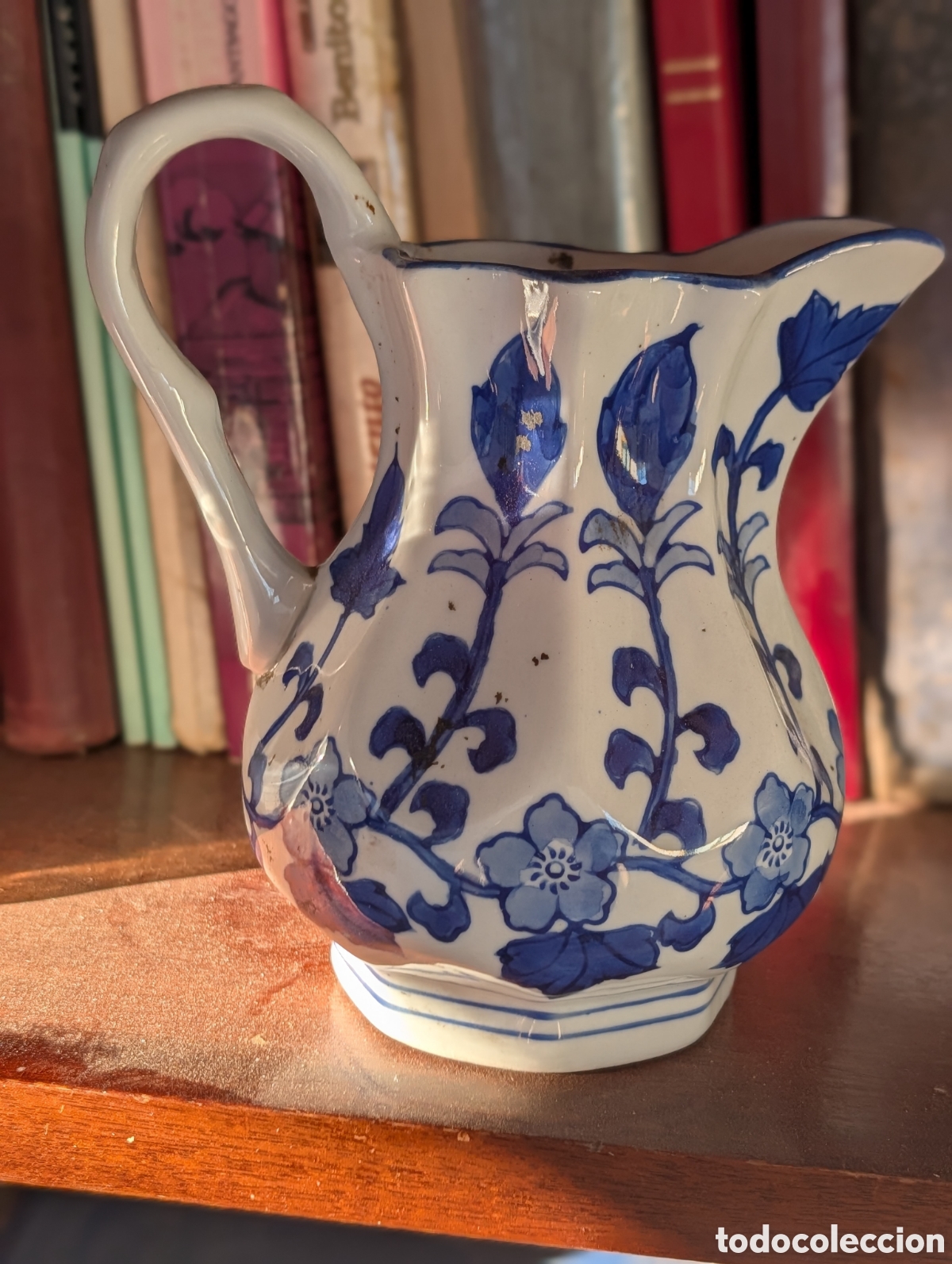 Antiguidades: Antigua jarra leiteira porcelana fina acanalada pintada a mano azul cobalto estilo colonial
