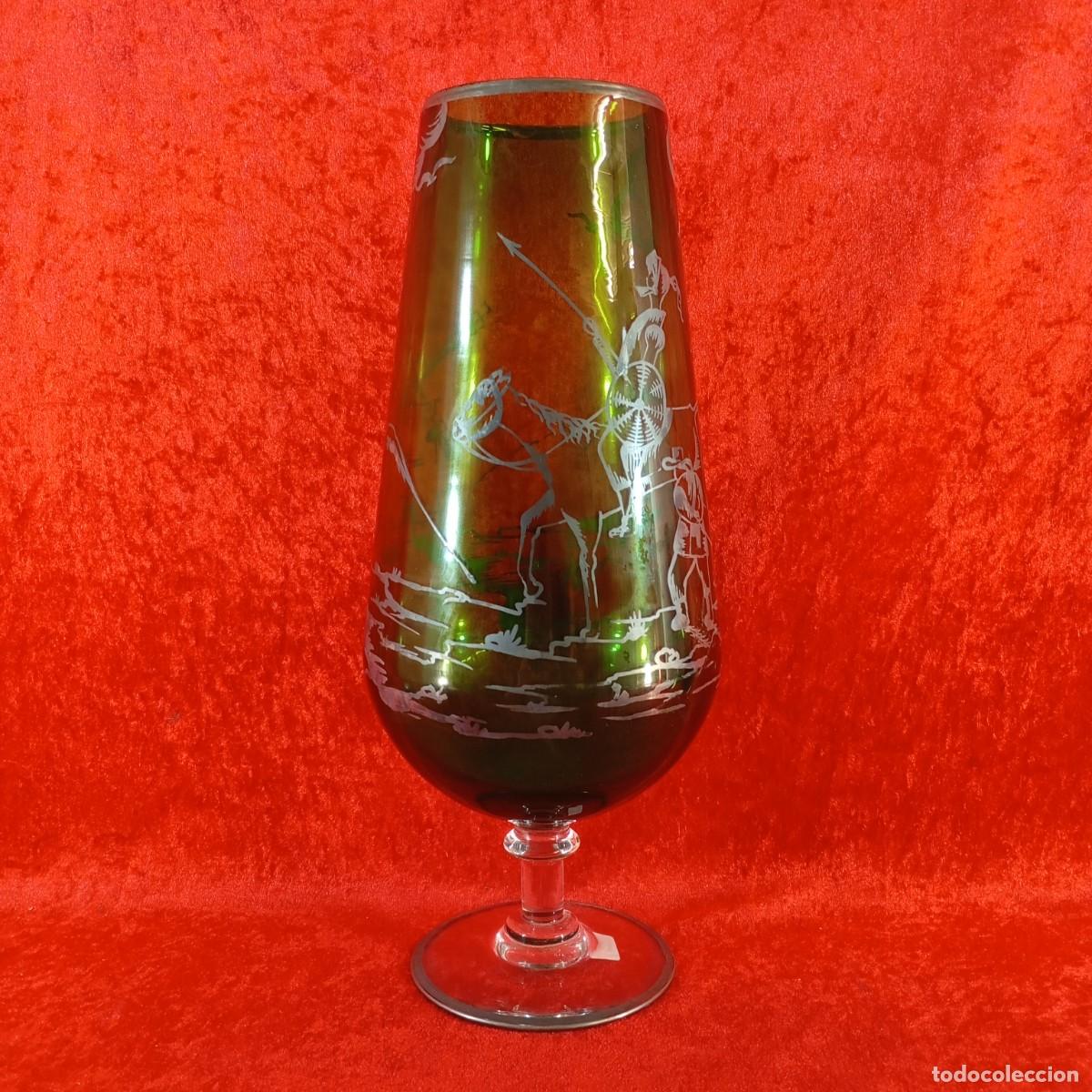 Antig&uuml;edades: ANTIGUO JARR&Oacute;N DE PIE ALTO - CRISTAL VERDE ESMERALDA - DETALLES TALLADOS - SIGLO XX - 40 CM DE ALTO