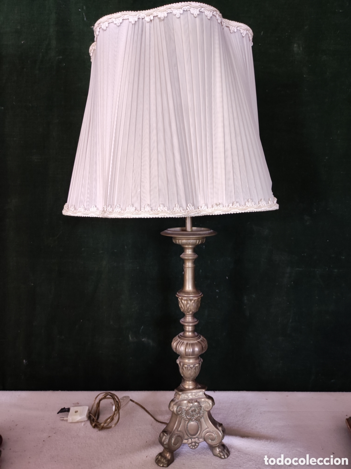 Antig&uuml;edades: L&aacute;mpara con pie de candelero de lat&oacute;n siguiendo modelos de siglo 18