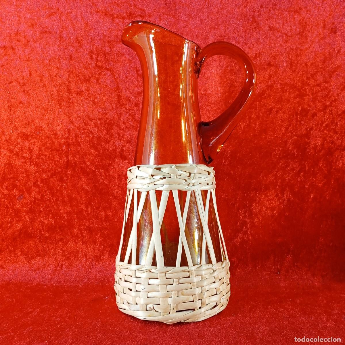 Antig&uuml;edades: JARRA VINTAGE DE VIDRIO TINTADO - BASE MIMBRE TEJIDO - ESTILO RETRO - SIGLO XX - 27,5 CM DE ALTO