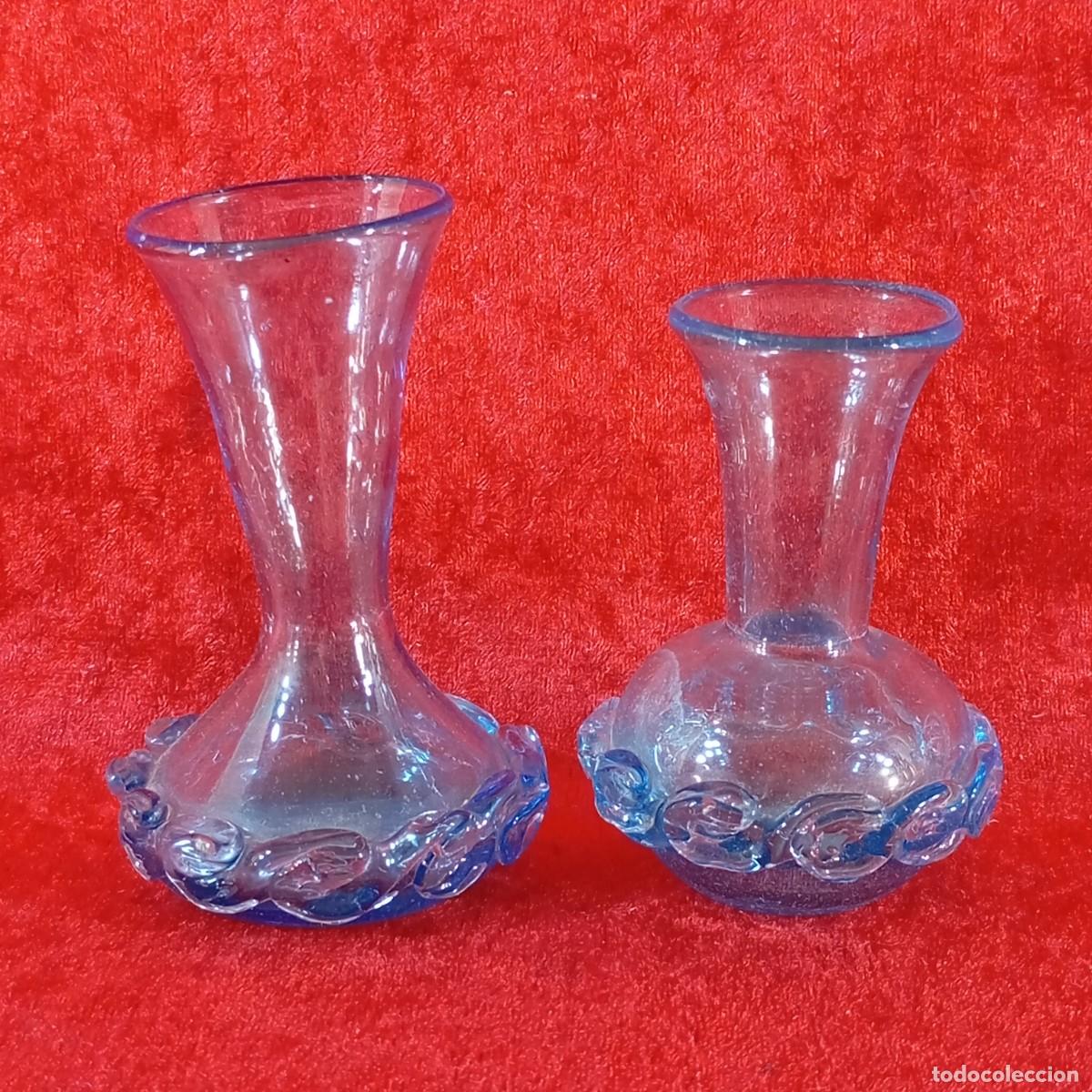 Antig&uuml;edades: PAR DE MINI JARRONES DE CRISTAL AZUL - VIDRIO SOPLADO - ARTESANAL - VINTAGE - 10 CM Y 8,5 CM ALTO