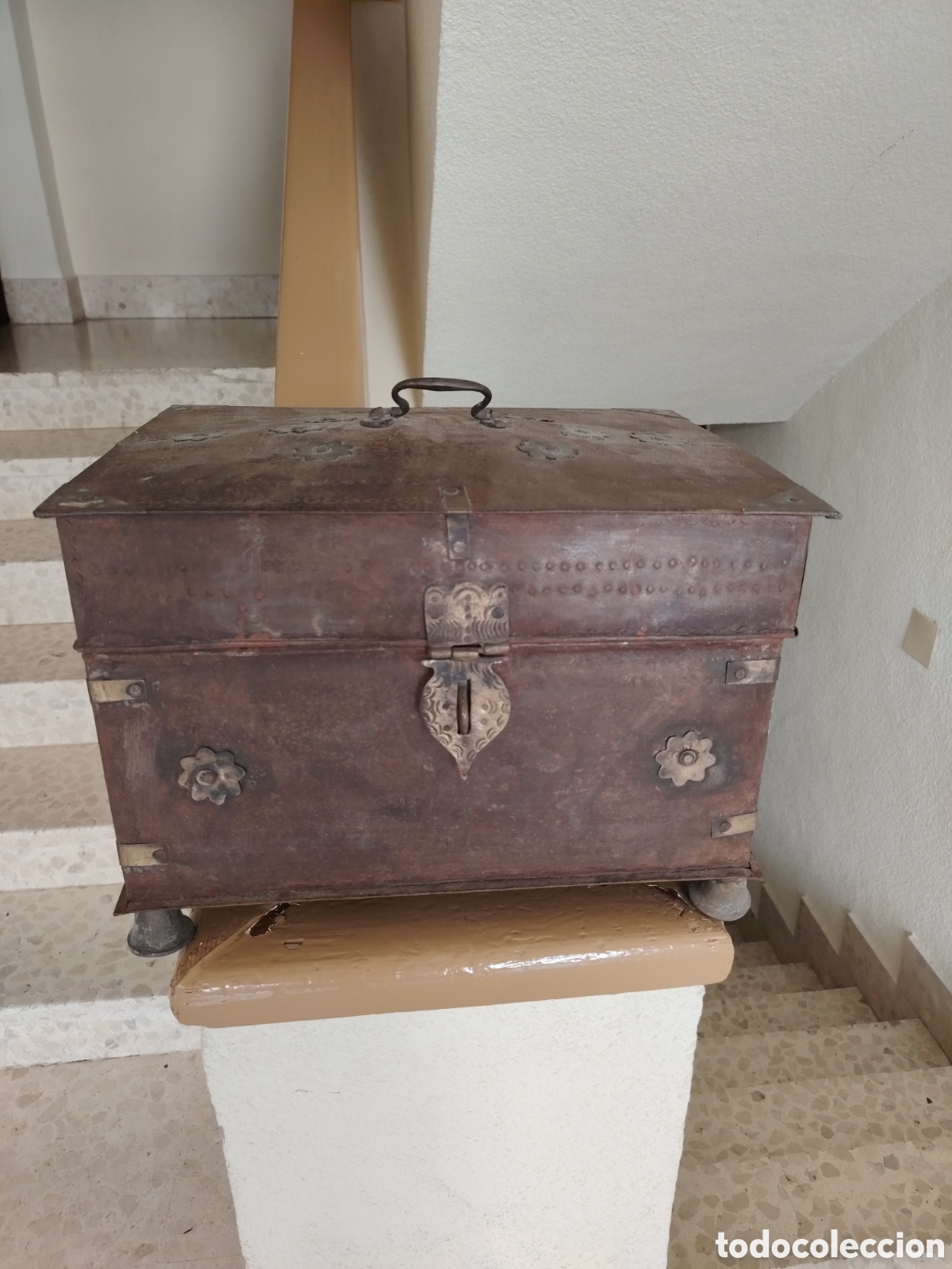 Antig&uuml;edades: Beautiful antique storage box/chest