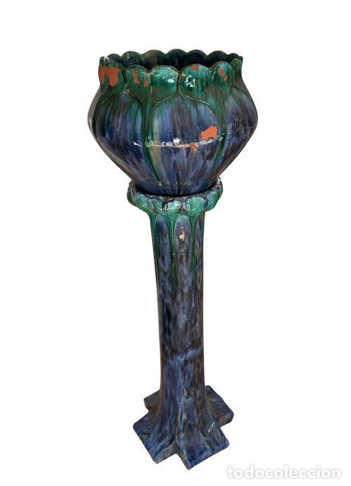 Antig&uuml;edades: CONJUNTO DE MACETERO CON PEDESTAL DE ESTILO MODERNISTA. CER&Aacute;MICA ESMALTADA. ESPA&Ntilde;A (?). SIGLO XX.