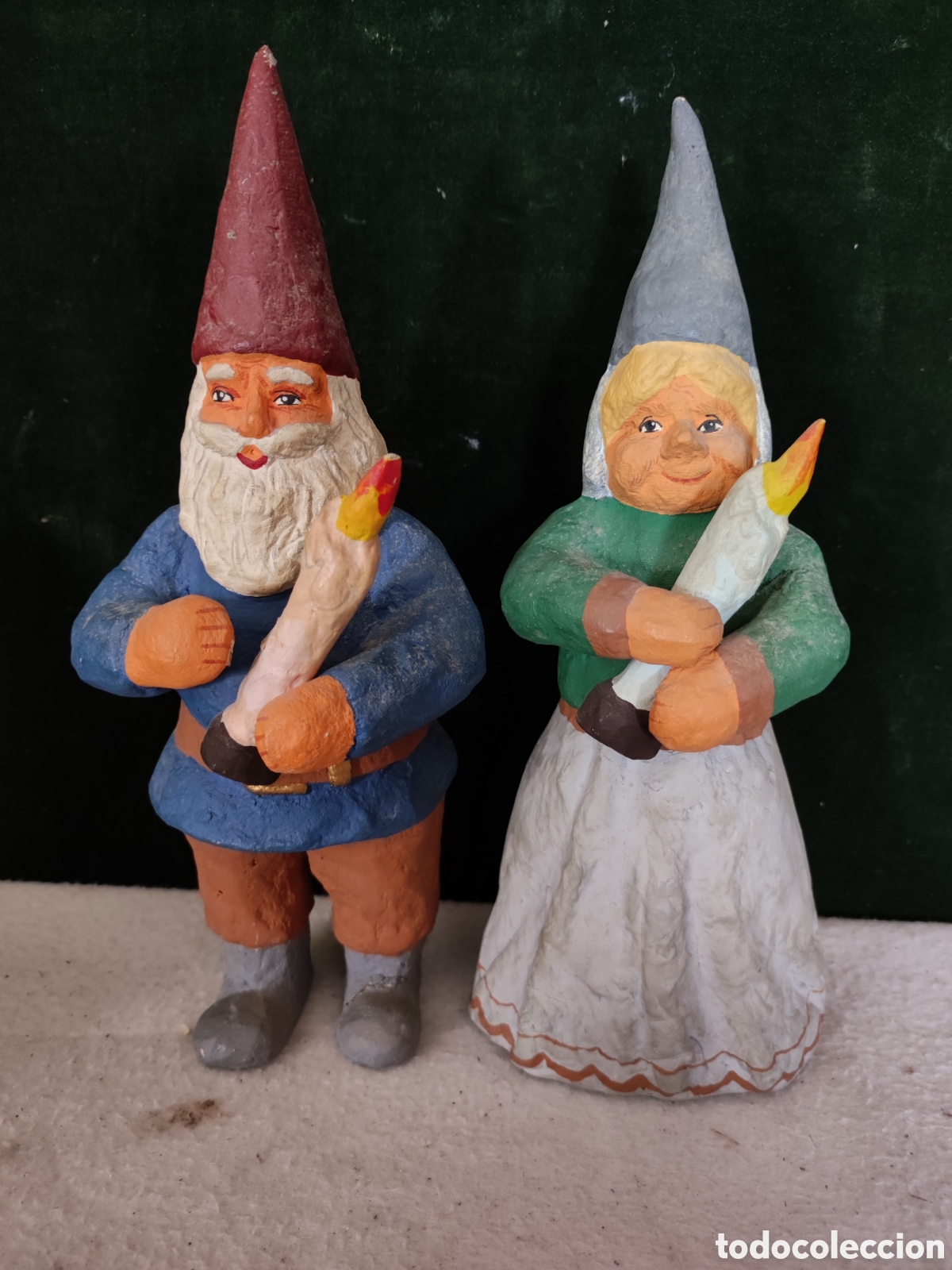 Antig&uuml;edades: Pareja de gnomos tallados madera ligera