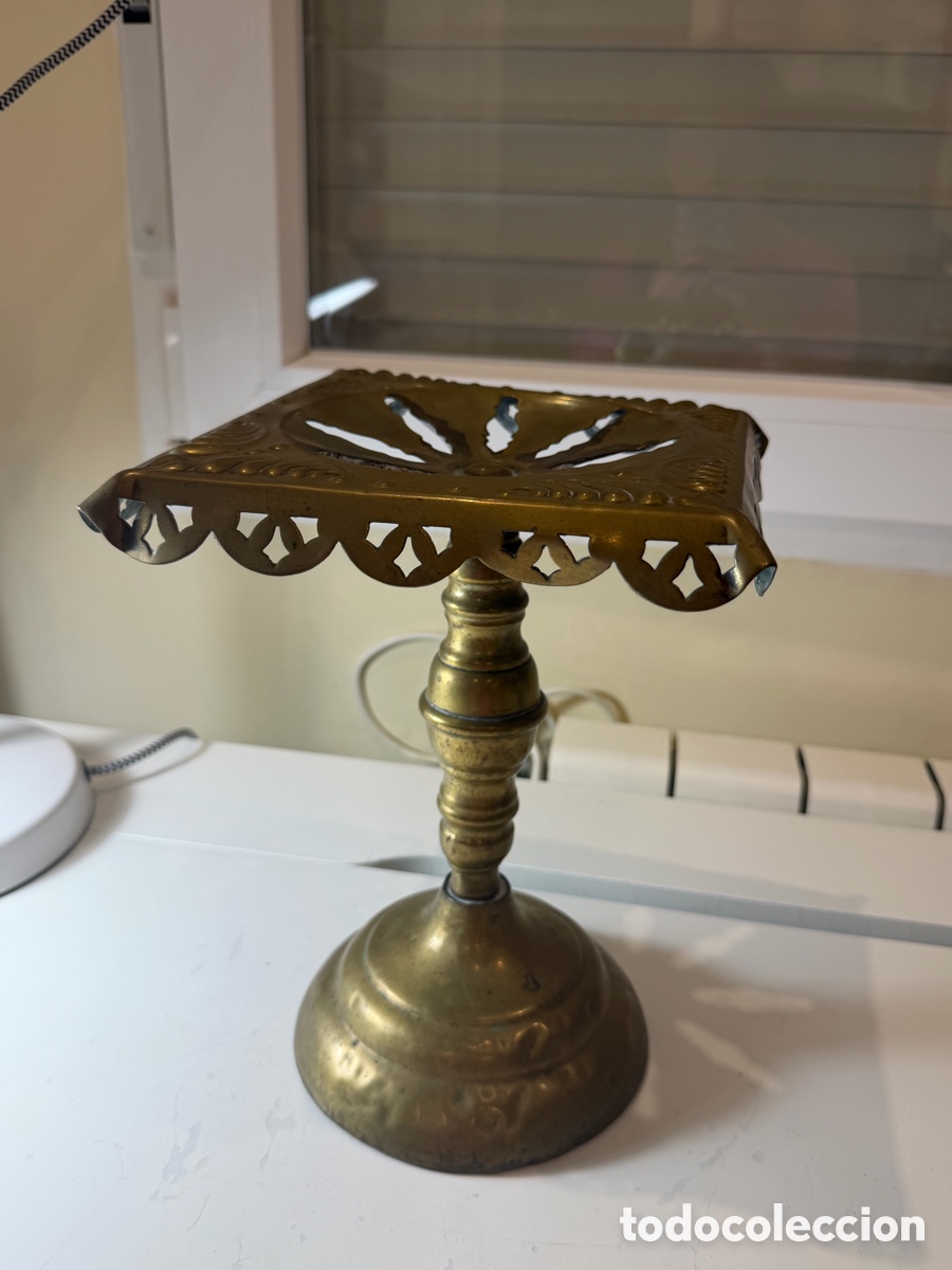 Antig&uuml;edades: Antiguo soporte tr&eacute;bede de bronce para plancha