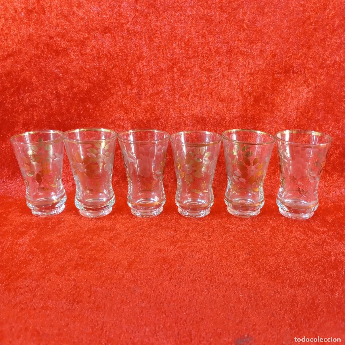 Antig&uuml;edades: JUEGO DE 6 VASITOS VINTAGE - CRISTAL CON DETALLES FLORALES Y BORDES DORADOS - SIGLO XX - 02
