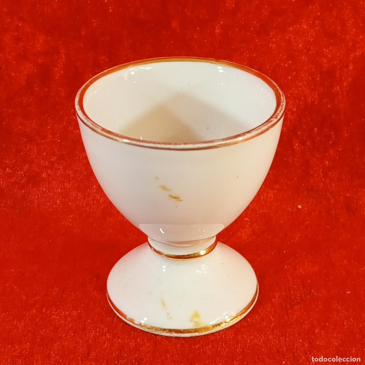 Antig&uuml;edades: HUEVERA VINTAGE - PORC&Eacute;LANA BLANCA CON DETALLES DORADOS EN EL BORDE - SIGLO XX - 5,5 CM ALTO - 04