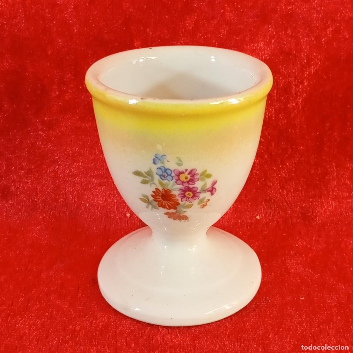 Antig&uuml;edades: HUEVERA VINTAGE - PORC&Eacute;LANA BLANCA ESMALTADA PINTADA A MANO - SIGLO XX - 5,5 CM ALTO - 05