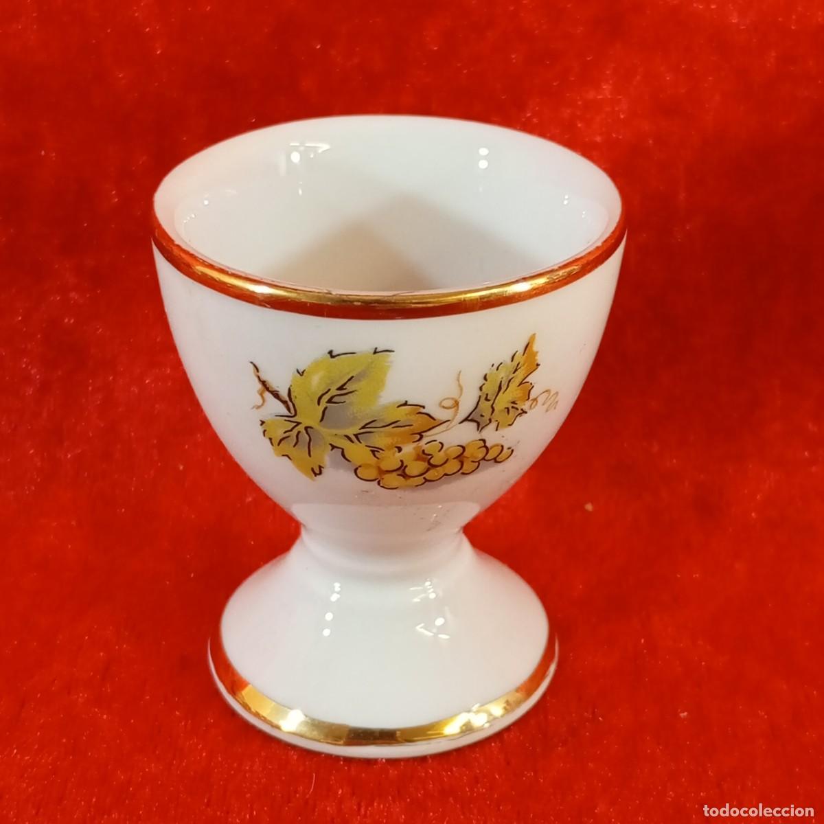 Antig&uuml;edades: HUEVERA VINTAGE - PORC&Eacute;LANA BLANCA UVAS PINTADAS A MANO Y BORDE DORADO - SIGLO XX - 6 CM ALTO - 09