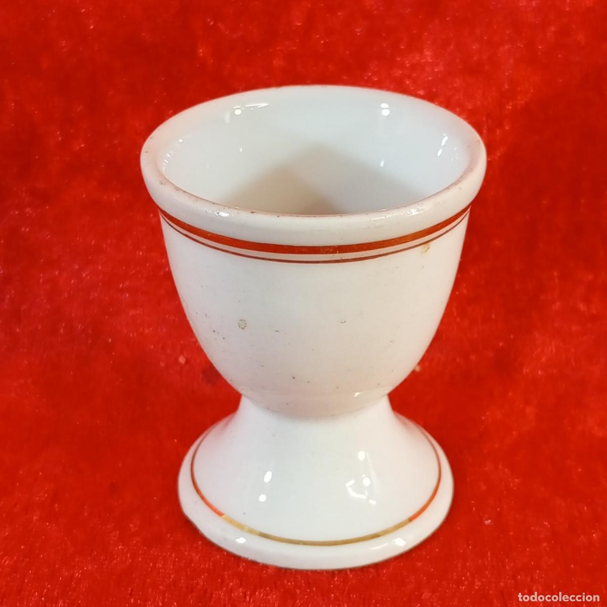 Antig&uuml;edades: HUEVERA VINTAGE - PORC&Eacute;LANA BLANCA CL&Aacute;SICA DE BORDE DORADO - SIGLO XX - 5,8 CM ALTO - 10