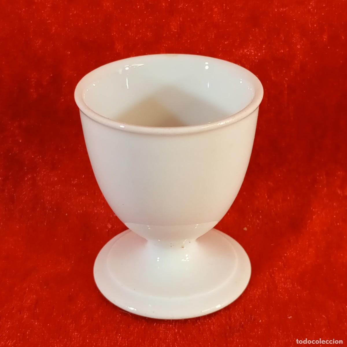 Antig&uuml;edades: HUEVERA VINTAGE - PORC&Eacute;LANA BLANCA CL&Aacute;SICA - SIGLO XX - 5,8 CM ALTO - 11