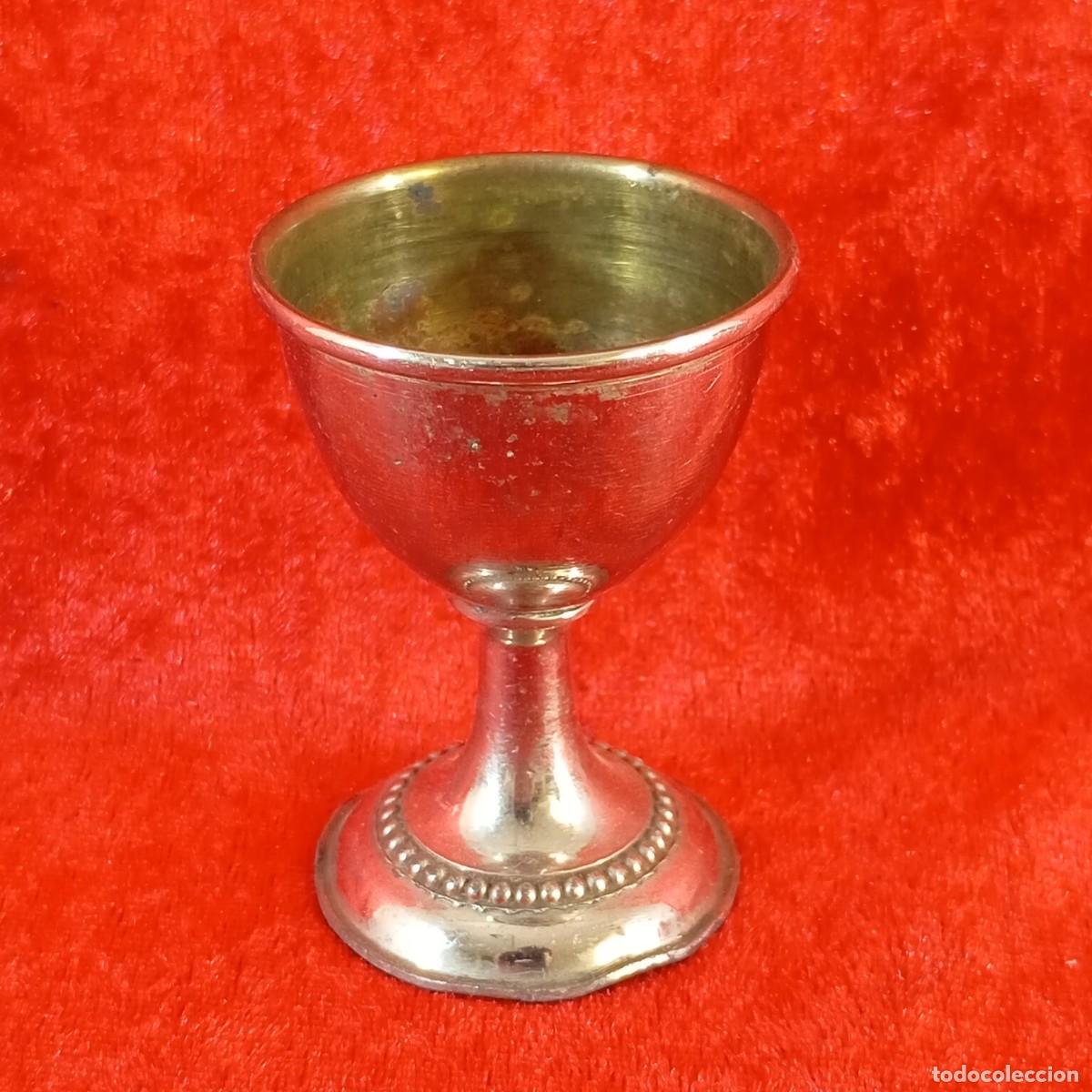 Antig&uuml;edades: ANTIGUA HUEVERA DE METAL - SIGLO XX - PIE DE C&Aacute;LIZ - 6,5 CM DE ALTO - 15