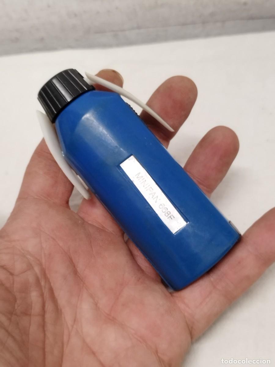 Antig&uuml;edades: Antiguo peque&ntilde;o ventilador de mano port&aacute;til de viaje. Con falta y sin probar.