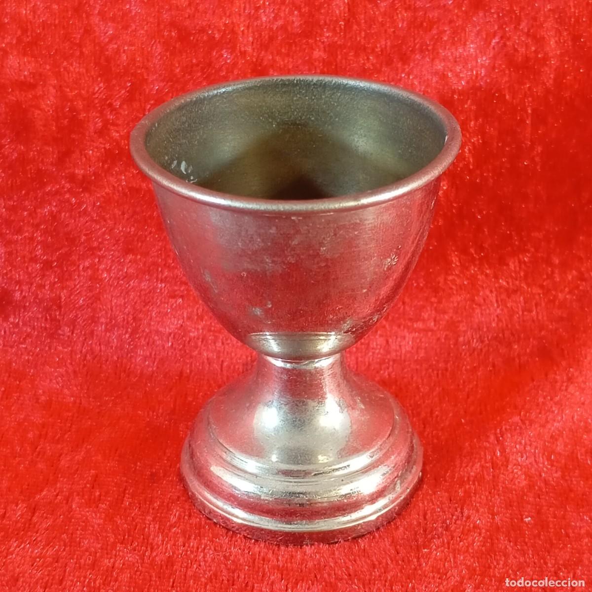 Antig&uuml;edades: ANTIGUA HUEVERA DE METAL - ESTILO C&Aacute;LIZ - SIGLO XX - PIE DE C&Aacute;LIZ - 5,5 CM DE ALTO - 17