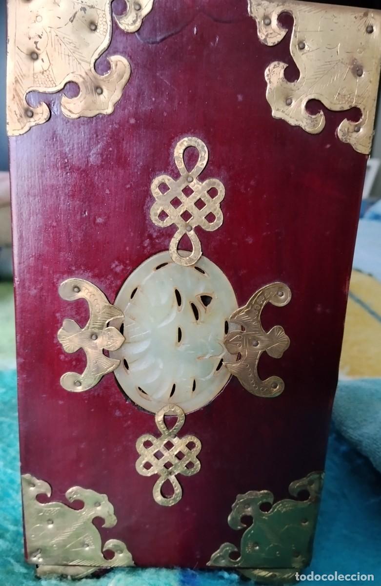 Antig&uuml;edades: Joyero madera en tono rojizo con dise&ntilde;o cl&aacute;sico y refinado