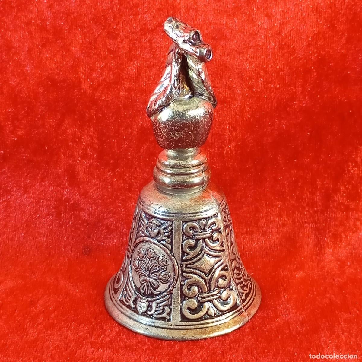 Antig&uuml;edades: ANTIGUA CAMPANA DE MANO - FABRICADA EN METAL EN RELIEVE TALLADO - SIGLO XX - 9 CM DE ALTO - 34