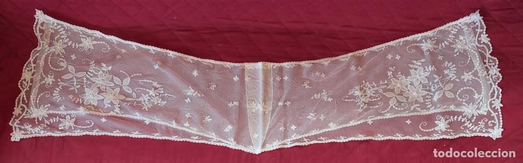 Antig&uuml;edades: Antigua mantilla o velo de tul bordado con motivos florales siglo XIX 136x28 cm