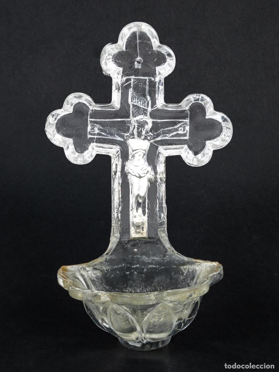 Antig&uuml;edades: Benditera devocional en vidrio prensado cristo crucificado siglo XIX posible Cartagena