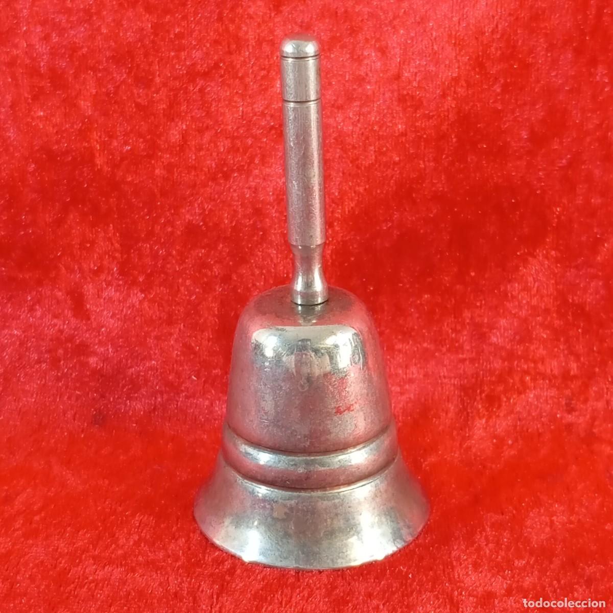 Antig&uuml;edades: ANTIGUA CAMPANA DE MANO - FABRICADA EN METAL - DISE&Ntilde;O CL&Aacute;SICO - SIGLO XX - 9,3 CM DE ALTO - 35