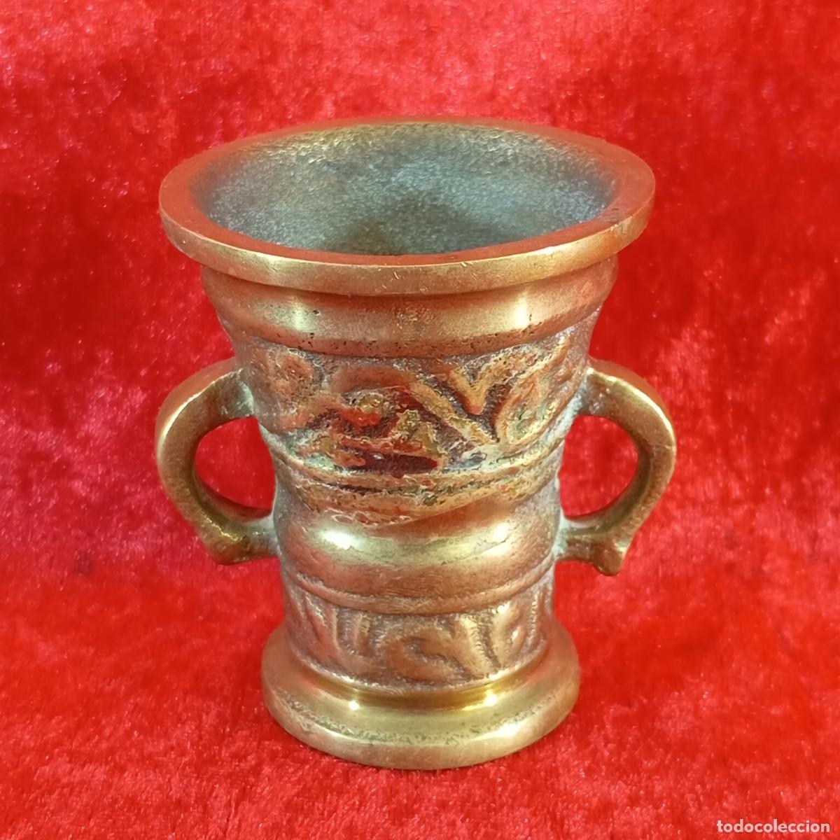 Antiguidades: ANTIGUO MORTERO DE BRONCE - RELIEVES ORNAMNETALES HECHOS A MANO - SIGLO XX - 7,5 CM DE ALTO - 38