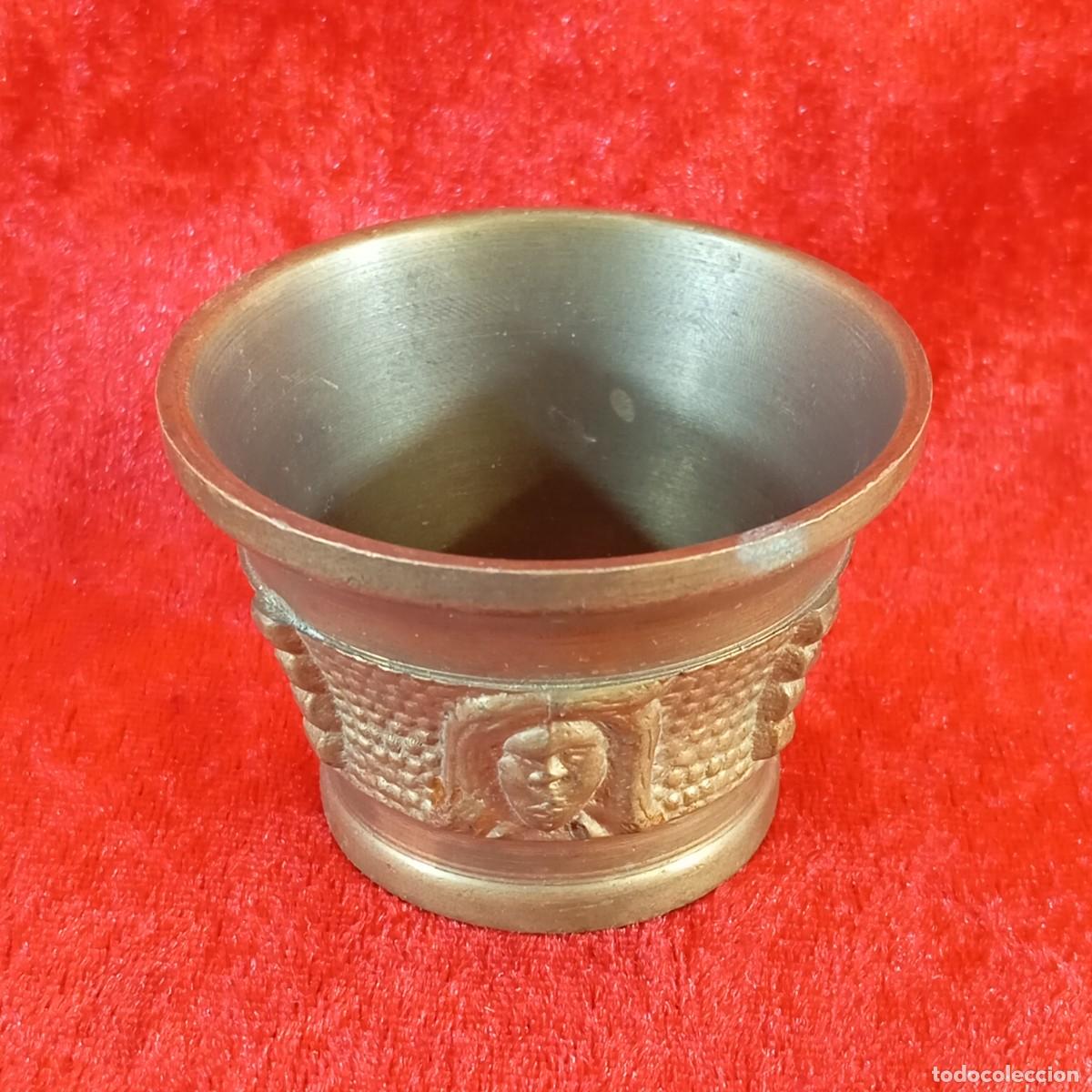 Antiguidades: ANTIGUO MINIMORTERO DE LAT&Oacute;N - RELIEVES TEXTURIZADOS - SIGLO XX - 4 CM DE ALTO - 40