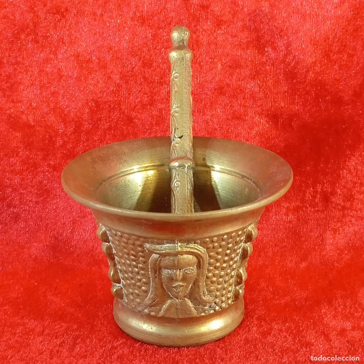 Antig&uuml;edades: ANTIGUO MINIMORTERO DE LAT&Oacute;N MACIZO CON SU RESPECTIVO PIL&Oacute;N - SIGLO XX - 5,4 CM DE ALTO - 47