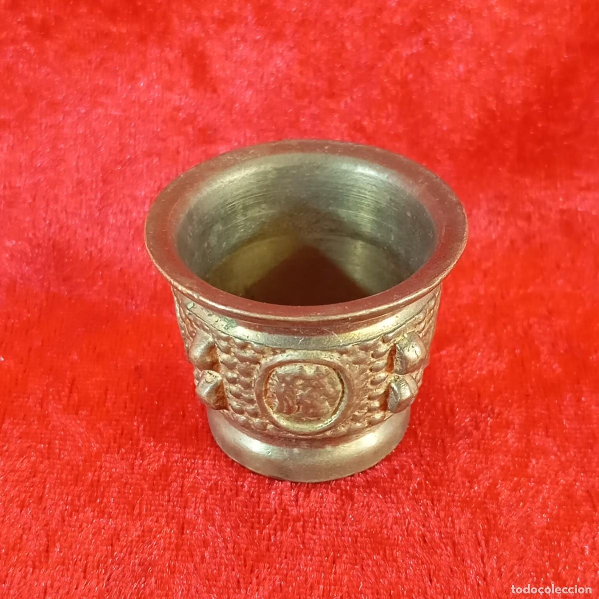 Antig&uuml;edades: ANTIGUO MINIMORTERO DE LAT&Oacute;N MACIZO - SIGLO XX - 3 CM DE ALTO - 48