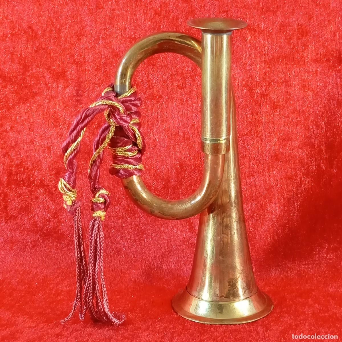 Antig&uuml;edades: ANTIGUA MINI CORNETA MILITAR - FAB. EN COBRE - SIGLO XX - CORD&Oacute;N Y BORLAS ROJAS - 14 CM LARGO - 49