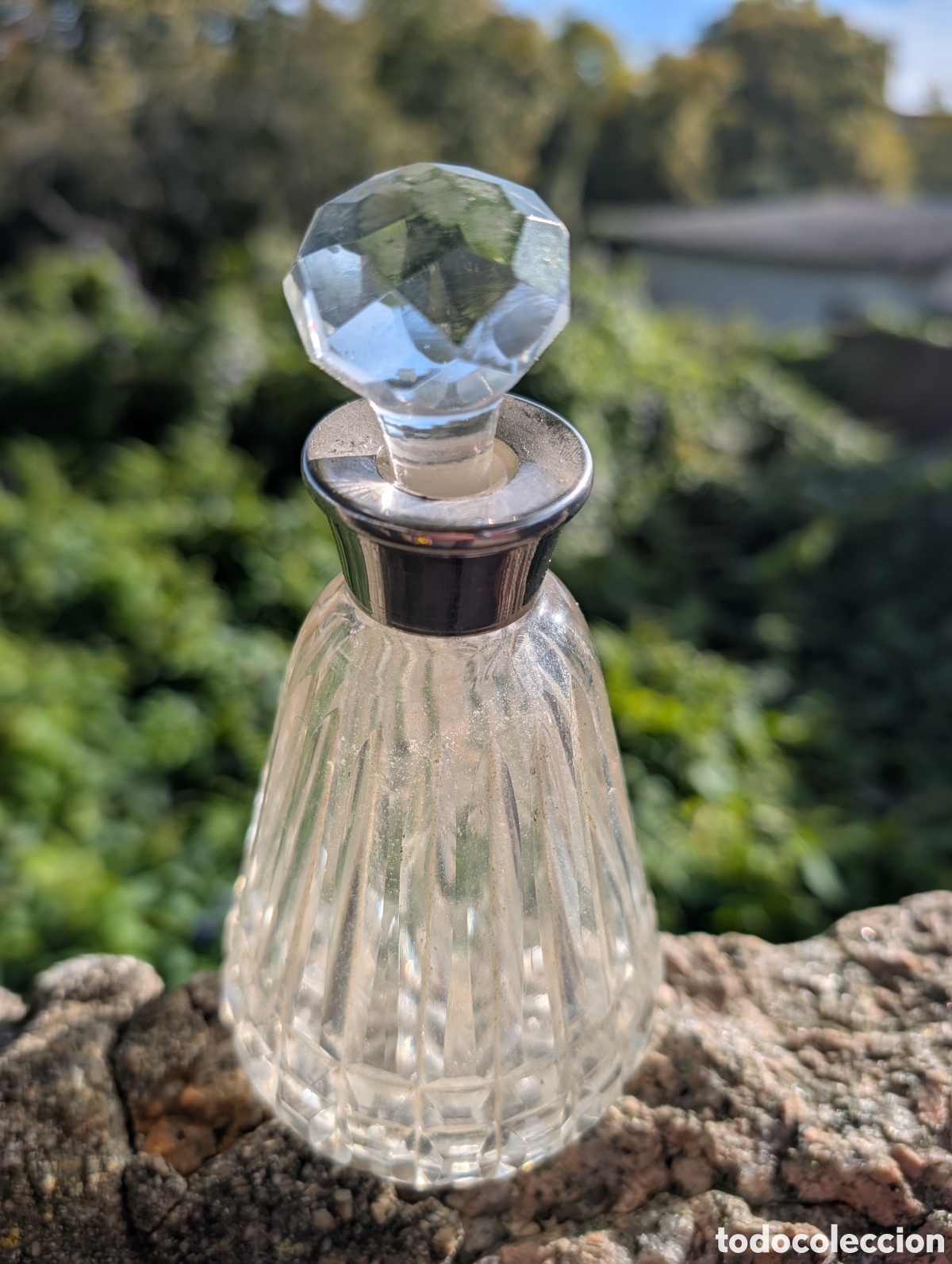 Antig&uuml;edades: Antiguo frasco de perfume en cristal tallado Waterford modelo Lismore y tap&oacute;n facetado. Siglo XX