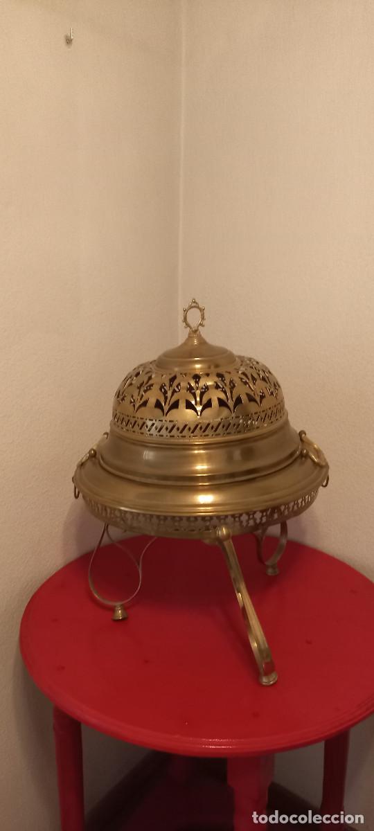 Antig&uuml;edades: Brasero espa&ntilde;ol de copa, de lat&oacute;n, en dorado con corona o c&uacute;pula calada, montado sobre tres patas