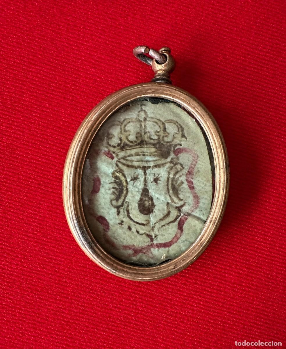 Antig&uuml;edades: RELICARIO DE METAL CON ESCUDO CARMELITA Y DIBUJO EN MINIATURA