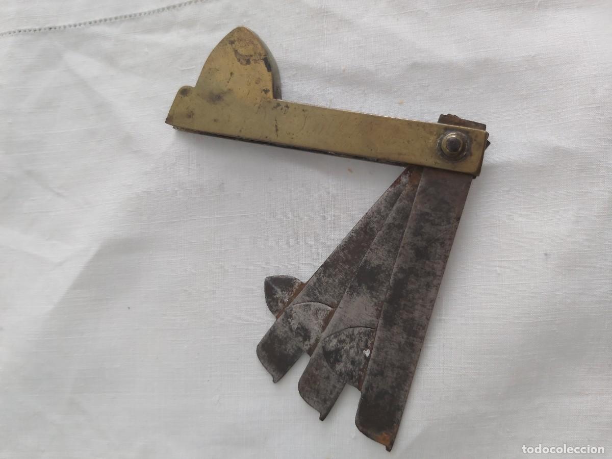 Antig&uuml;edades: Fleb&oacute;tomo Antiguo de Lat&oacute;n y Acero, Siglo XIX - Herramienta M&eacute;dica / Veterinaria de Sangr&iacute;a (Antique