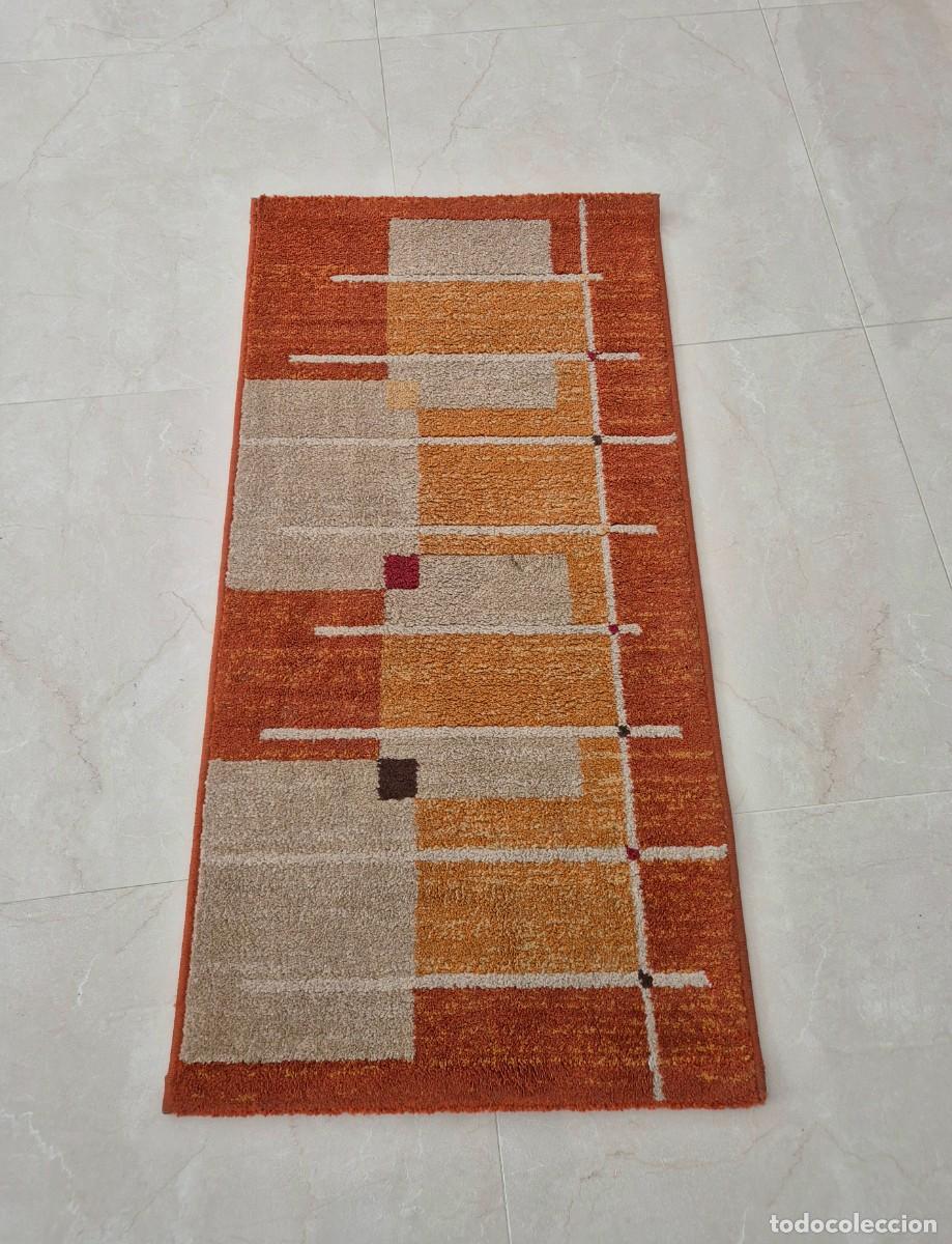 Antig&uuml;edades: Alfombra marr&oacute;n rojizo y beige