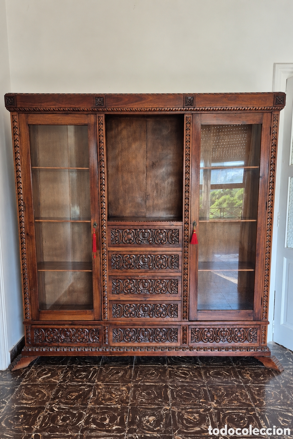 Antig&uuml;edades: Espectacular armario vitrina antiguo de madera maciza profusamente tallada 7 cajones