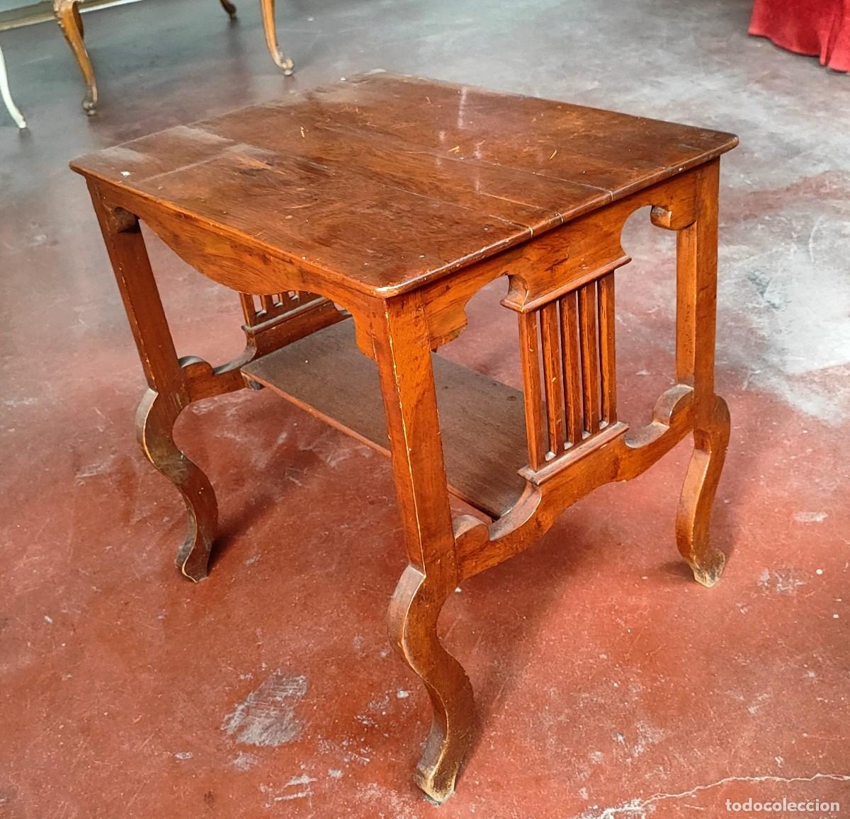 Antig&uuml;edades: Mesita-auxiliar victoriana con patas en forma de lira en madera de caoba.
